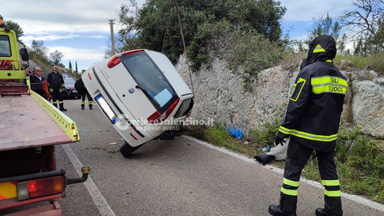 Schianto contro la parete rocciosa e l'auto si ribalta: corsa in ospedale per una 19enne - Corriere Salentino
