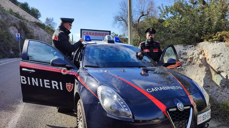 Schianto contro la parete rocciosa e l'auto si ribalta: corsa in ospedale per una 19enne - Corriere Salentino