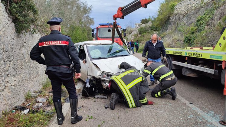 Schianto contro la parete rocciosa e l'auto si ribalta: corsa in ospedale per una 19enne - Corriere Salentino