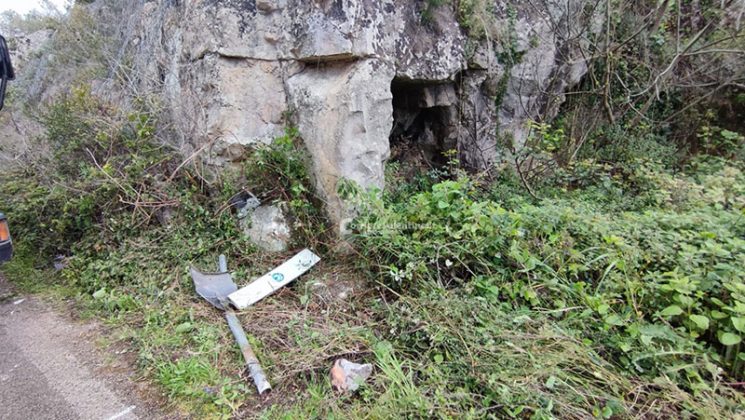 Schianto contro la parete rocciosa e l'auto si ribalta: corsa in ospedale per una 19enne - Corriere Salentino