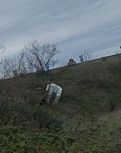 Furgone sfonda il guardrail e precipita nella scarpata: paura per il conducente - Corriere Salentino