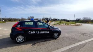 Pasqua di sangue nel Salento: giovane perde il controllo della moto e si schianta sulla rotatoria, vani i soccorsi - Corriere Salentino