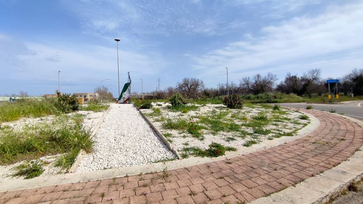 Pasqua di sangue nel Salento: giovane perde il controllo della moto e si schianta sulla rotatoria, vani i soccorsi - Corriere Salentino