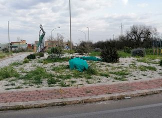 Pasqua di sangue nel Salento: giovane perde il controllo della moto e si schianta sulla rotatoria, vani i soccorsi