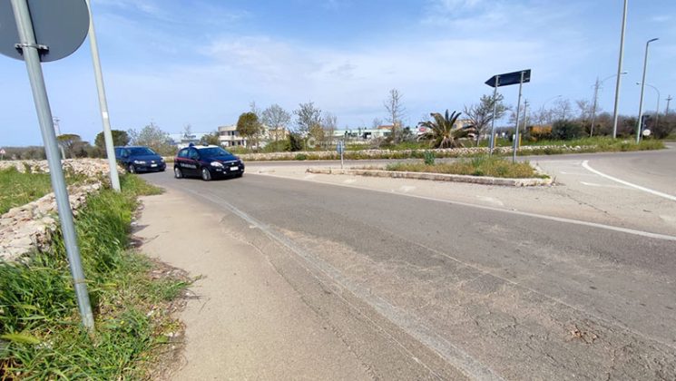 Pasqua di sangue nel Salento: giovane perde il controllo della moto e si schianta sulla rotatoria, vani i soccorsi - Corriere Salentino