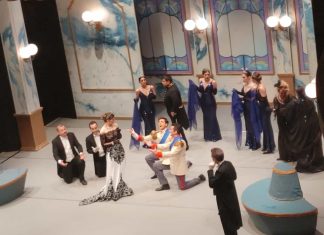 Dietro il sipario del Teatro Apollo di Lecce, in scena La Vedova Allegra