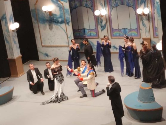 Dietro il sipario del Teatro Apollo di Lecce, in scena La Vedova Allegra - Corriere Salentino