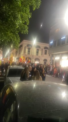 La gioiA esplode tra i leccesi: le immagini della festa. In migliaia in strada per celebrare i giallorossi, primi nel campionato di B giocando un bel calcio - Corriere Salentino