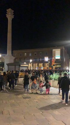 La gioiA esplode tra i leccesi: le immagini della festa. In migliaia in strada per celebrare i giallorossi, primi nel campionato di B giocando un bel calcio - Corriere Salentino