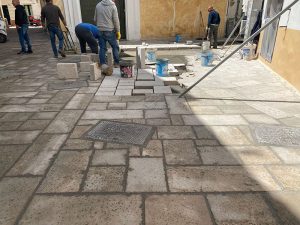 Basolato nel centro storico di Gallipoli, Minerva: “Via l’asfalto, continuiamo a migliorare la città” - Corriere Salentino