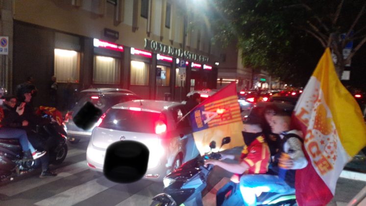 La gioiA esplode tra i leccesi: le immagini della festa. In migliaia in strada per celebrare i giallorossi, primi nel campionato di B giocando un bel calcio - Corriere Salentino