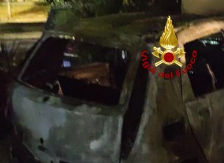 Fiamme divampano sulla Punto di un quarantunenne, indagini in corso per stabilire le cause del rogo