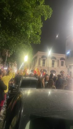 La gioiA esplode tra i leccesi: le immagini della festa. In migliaia in strada per celebrare i giallorossi, primi nel campionato di B giocando un bel calcio - Corriere Salentino