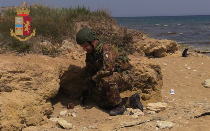 Ordigno bellico riemerge a pochi metri dalla riva: neutralizzato dagli artificieri - Corriere Salentino