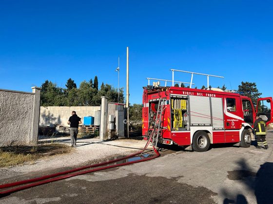 Misterioso incendio in un deposito: in fumo vario materiale e due mezzi. Si indaga - Corriere Salentino