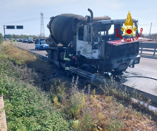 Autobotte prende fuoco lungo la statale: autista in salvo, mezzo carbonizzato - Corriere Salentino