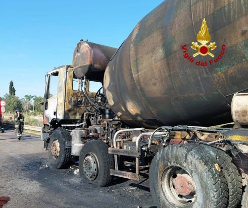 Autobotte prende fuoco lungo la statale: autista in salvo, mezzo carbonizzato - Corriere Salentino