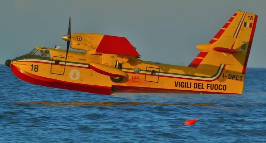 Fiamme sulla costa, il rogo minaccia le case: i Canadair in volo inaugurano ufficialmente la "stagione degli incendi" - Corriere Salentino