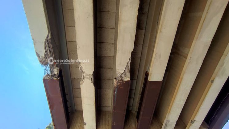 Mezzo pesante urta il cavalcavia: forte botto e tanti danni. Traffico e disagi sulla statale - Corriere Salentino