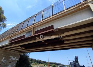 Mezzo pesante urta il cavalcavia: forte botto e tanti danni. Traffico e disagi sulla statale