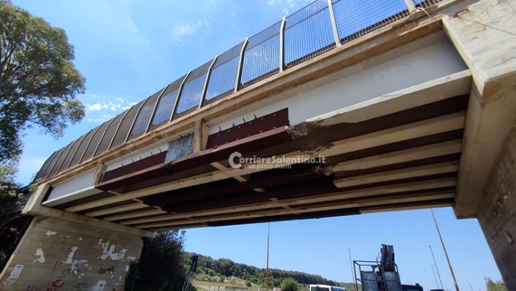 Mezzo pesante urta il cavalcavia: forte botto e tanti danni. Traffico e disagi sulla statale - Corriere Salentino