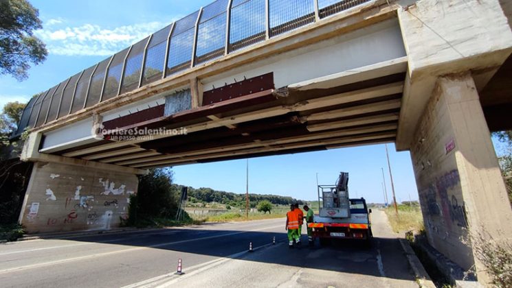 Mezzo pesante urta il cavalcavia: forte botto e tanti danni. Traffico e disagi sulla statale - Corriere Salentino