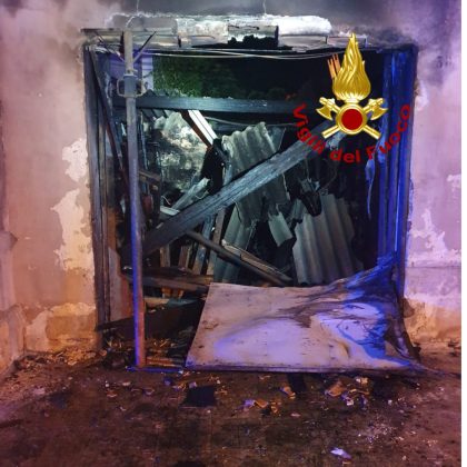 Deposito in fiamme a Nardò, rogo alla periferia di Lecce: il fumo si dirige verso le case e mette in allerta i cittadini - Corriere Salentino