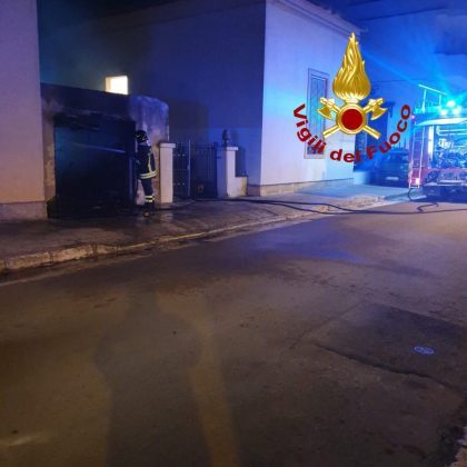 Deposito in fiamme a Nardò, rogo alla periferia di Lecce: il fumo si dirige verso le case e mette in allerta i cittadini - Corriere Salentino