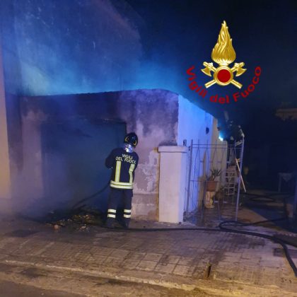 Deposito in fiamme a Nardò, rogo alla periferia di Lecce: il fumo si dirige verso le case e mette in allerta i cittadini - Corriere Salentino