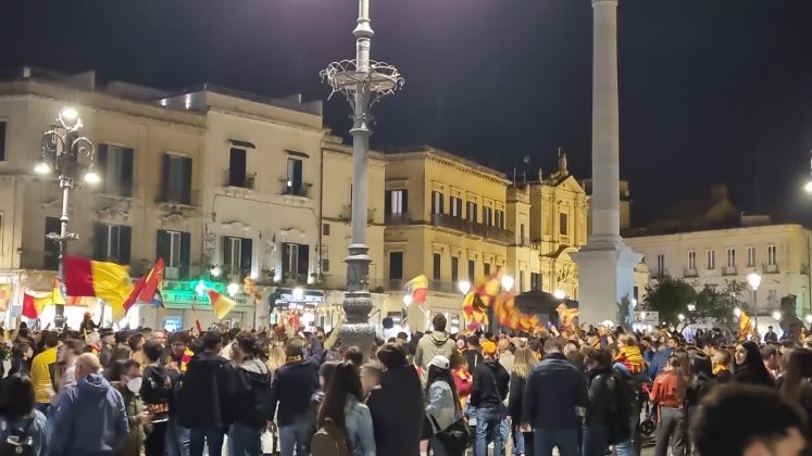 La gioiA esplode tra i leccesi: le immagini della festa. In migliaia in strada per celebrare i giallorossi, primi nel campionato di B giocando un bel calcio - Corriere Salentino