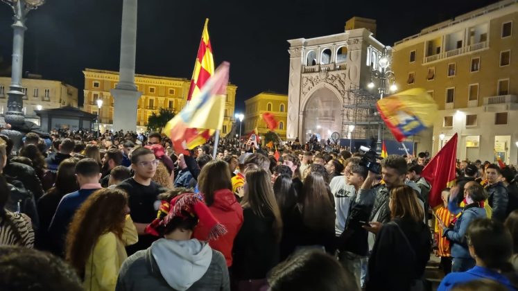 La gioiA esplode tra i leccesi: le immagini della festa. In migliaia in strada per celebrare i giallorossi, primi nel campionato di B giocando un bel calcio - Corriere Salentino