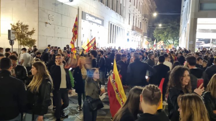 La gioiA esplode tra i leccesi: le immagini della festa. In migliaia in strada per celebrare i giallorossi, primi nel campionato di B giocando un bel calcio - Corriere Salentino