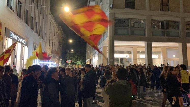 La gioiA esplode tra i leccesi: le immagini della festa. In migliaia in strada per celebrare i giallorossi, primi nel campionato di B giocando un bel calcio - Corriere Salentino