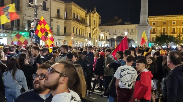La gioiA esplode tra i leccesi: le immagini della festa. In migliaia in strada per celebrare i giallorossi, primi nel campionato di B giocando un bel calcio - Corriere Salentino
