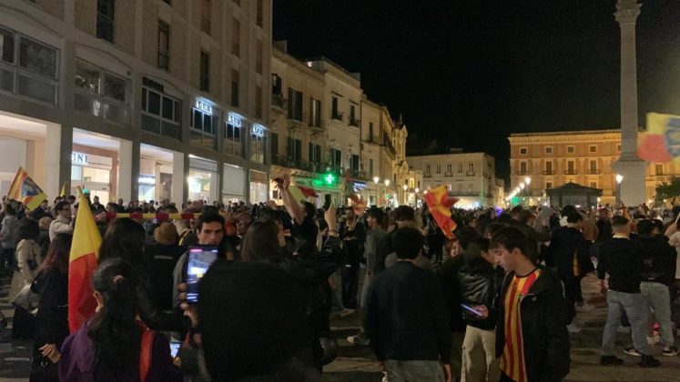 La gioiA esplode tra i leccesi: le immagini della festa. In migliaia in strada per celebrare i giallorossi, primi nel campionato di B giocando un bel calcio - Corriere Salentino