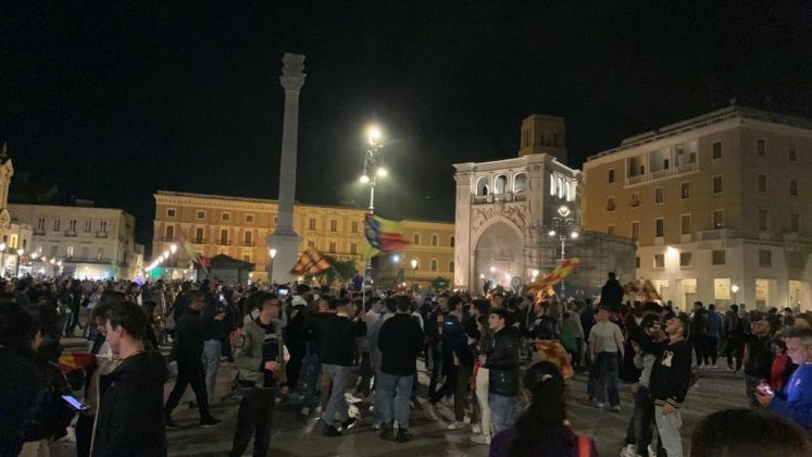 La gioiA esplode tra i leccesi: le immagini della festa. In migliaia in strada per celebrare i giallorossi, primi nel campionato di B giocando un bel calcio - Corriere Salentino