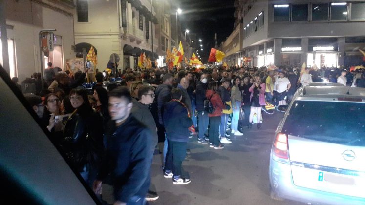 La gioiA esplode tra i leccesi: le immagini della festa. In migliaia in strada per celebrare i giallorossi, primi nel campionato di B giocando un bel calcio - Corriere Salentino