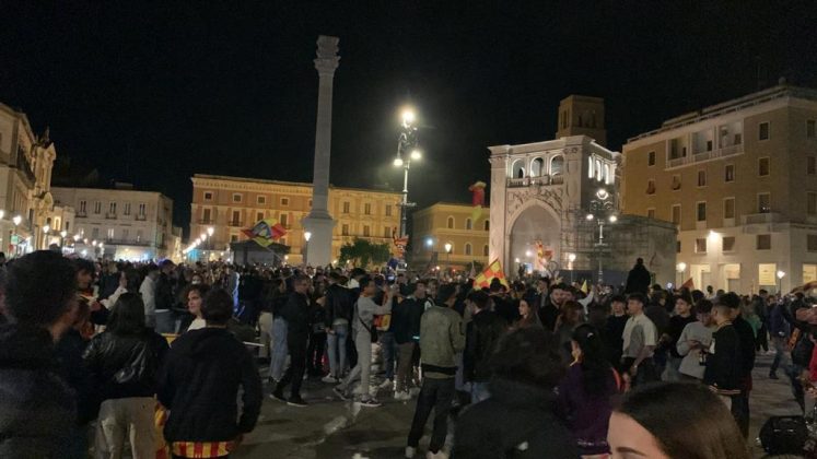 La gioiA esplode tra i leccesi: le immagini della festa. In migliaia in strada per celebrare i giallorossi, primi nel campionato di B giocando un bel calcio - Corriere Salentino