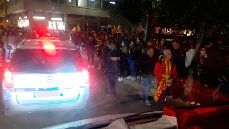 La gioiA esplode tra i leccesi: le immagini della festa. In migliaia in strada per celebrare i giallorossi, primi nel campionato di B giocando un bel calcio - Corriere Salentino