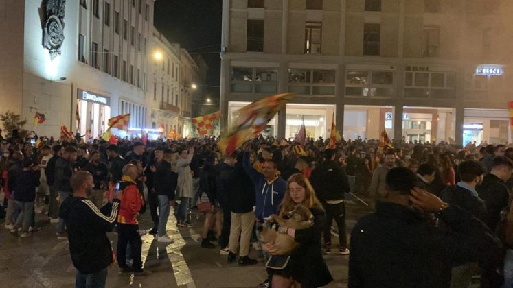 La gioiA esplode tra i leccesi: le immagini della festa. In migliaia in strada per celebrare i giallorossi, primi nel campionato di B giocando un bel calcio - Corriere Salentino