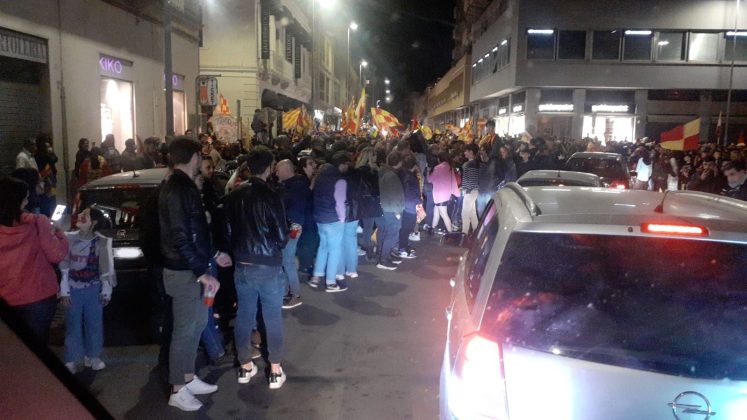 La gioiA esplode tra i leccesi: le immagini della festa. In migliaia in strada per celebrare i giallorossi, primi nel campionato di B giocando un bel calcio - Corriere Salentino