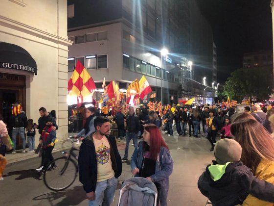 La gioiA esplode tra i leccesi: le immagini della festa. In migliaia in strada per celebrare i giallorossi, primi nel campionato di B giocando un bel calcio - Corriere Salentino