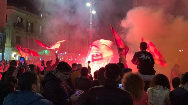 La gioiA esplode tra i leccesi: le immagini della festa. In migliaia in strada per celebrare i giallorossi, primi nel campionato di B giocando un bel calcio - Corriere Salentino
