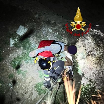 “C’è un corpo sugli scogli”, ma era un giovane che dormiva: lo salvano i vigili del fuoco - Corriere Salentino