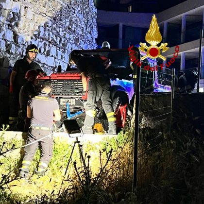 “C’è un corpo sugli scogli”, ma era un giovane che dormiva: lo salvano i vigili del fuoco - Corriere Salentino