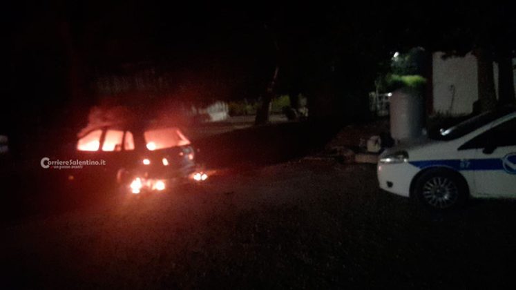Rogo nel vivaio, auto distrutta dal fuoco: indagini in corso per stabilire le cause - Corriere Salentino