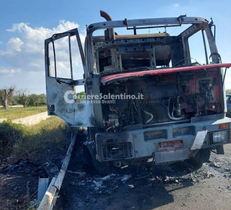 Autobotte prende fuoco lungo la statale: autista in salvo, mezzo carbonizzato - Corriere Salentino