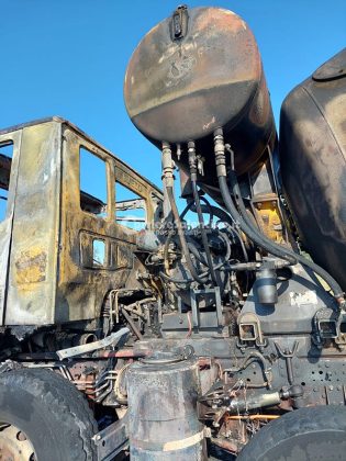 Autobotte prende fuoco lungo la statale: autista in salvo, mezzo carbonizzato - Corriere Salentino