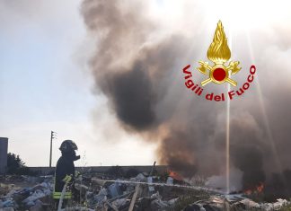 Vasto incendio in periferia: bruciano rifiuti in una discarica a cielo aperto. Vigili del fuoco a lavoro per ore