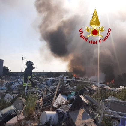 Vasto incendio in periferia: bruciano rifiuti in una discarica a cielo aperto. Vigili del fuoco a lavoro per ore - Corriere Salentino
